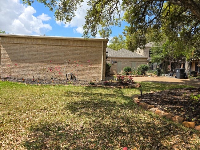 Photo - 406 Fox Briar Ln