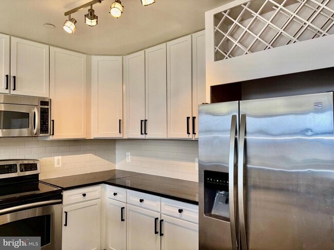 Building Photo - 111 S 15th St Unit P206