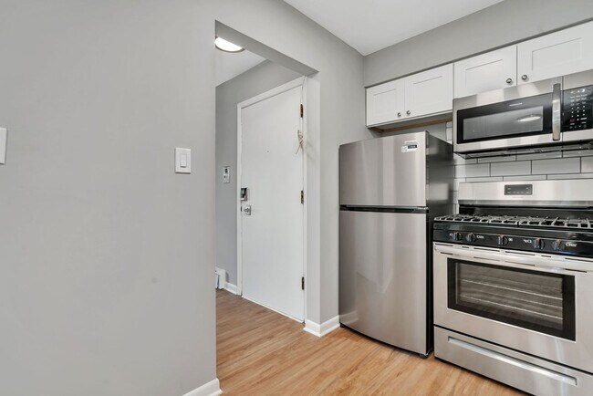 Photo - 909-913 Plainfield Rd Apartments