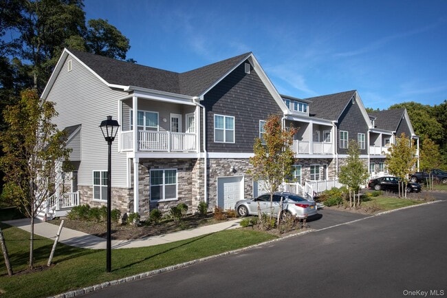 Building Photo - 495 Middle Country Rd Unit 31 Rental
