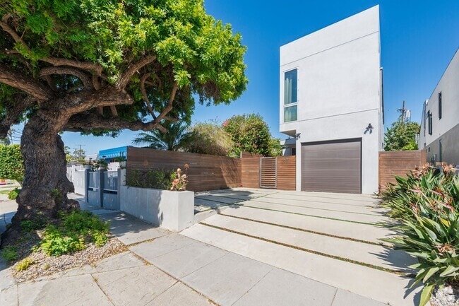 Building Photo - Stunning Custom Home in Del Rey