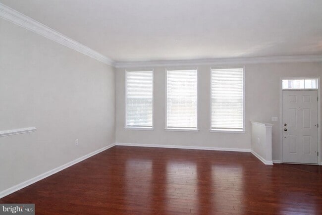 Photo - 43275 Mitcham Square