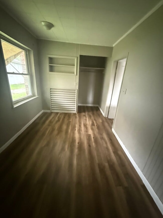 23 W Main St