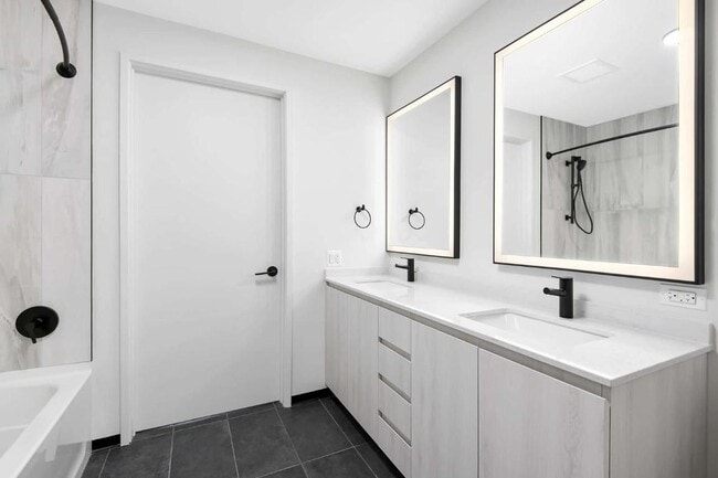 Building Photo - 600 W Chicago Ave Unit 1609