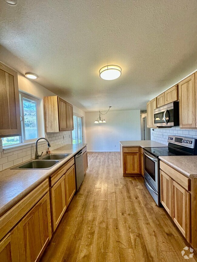 Building Photo - Updated 3bdrm, 1 bath home with garage and...