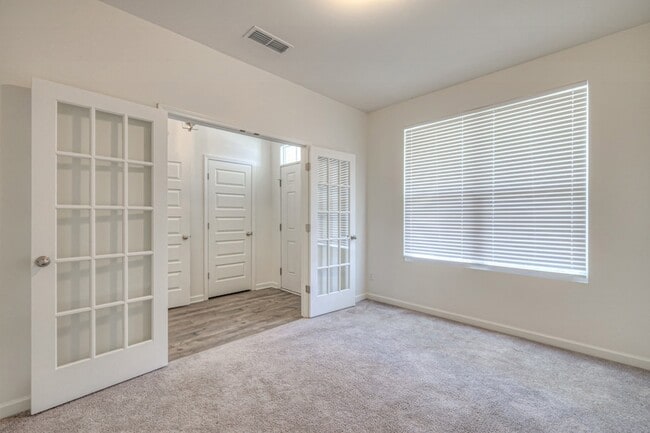 Photo - 523 Montrose Dr