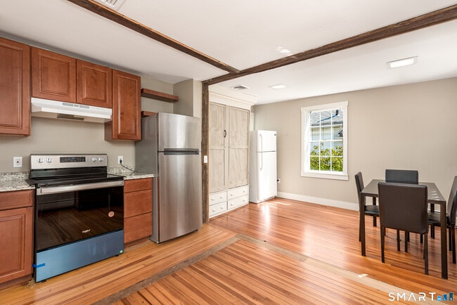 Photo - 163 College St