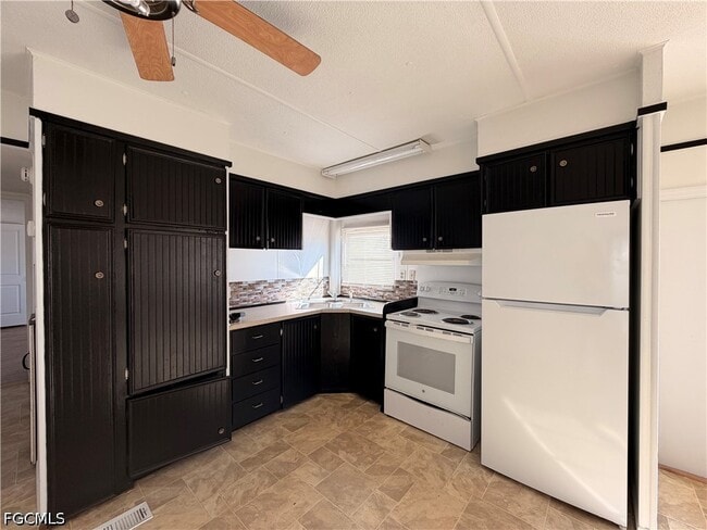 Photo - 121 Coachlight Ln