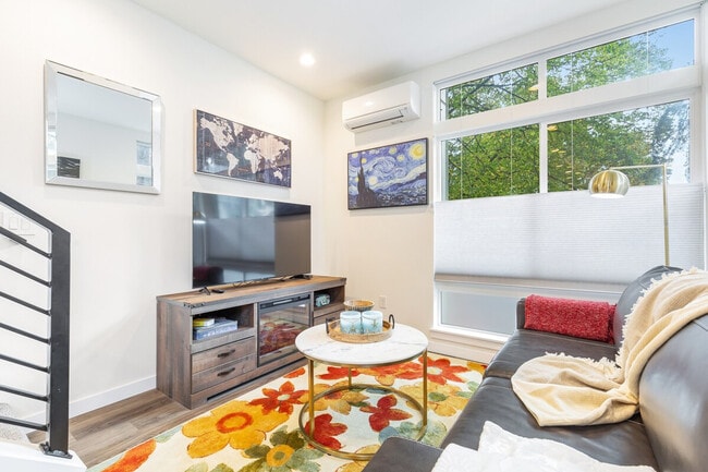 Photo - 9413A Roosevelt Way NE Unit ID1035915P