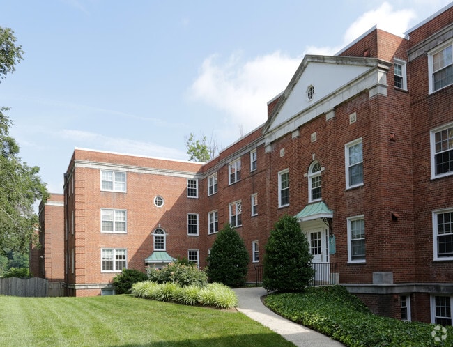 Lyon Village Apts