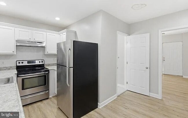 Photo - 2429 Barclay St