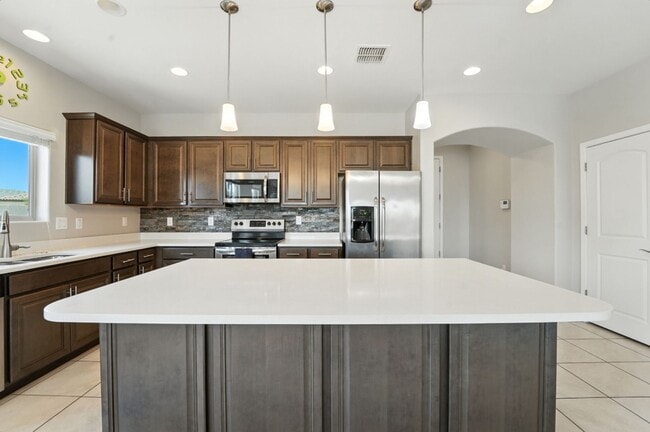 Building Photo - Welcome to this stunning 3-bedroom, 2-bath...