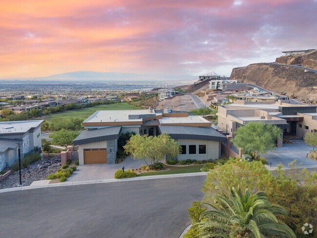 Building Photo - UNUBSTRUCTED VIEWS FROM THIS MACDONALD HIG... Rental