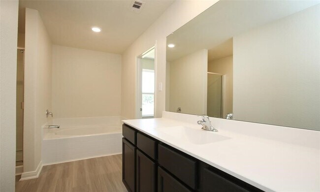 Photo - 545 Bains St