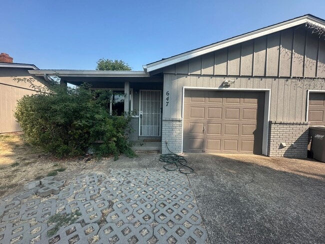 Building Photo - 647 NW Walnut Blvd Rental
