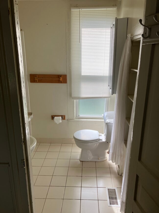 Baño 504 - 504 E Clinton St.