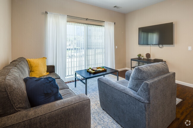 2 habitaciones, 1 baño - 755 pies cuadrados - Sala de estar - Maywood Apartments