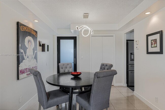 Photo - 301 Golden Isles Dr Unidad 403