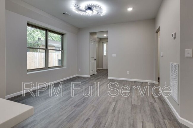 Photo - 271 Garry Dr Unit #B