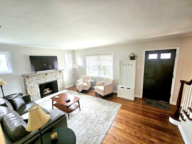 Charming 3-Bedroom Gem with 2 Full Baths i... Apartment - Kirkwood, MO ...