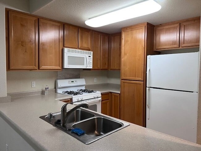 Building Photo - Gated condo with 1 car garage and community pool.