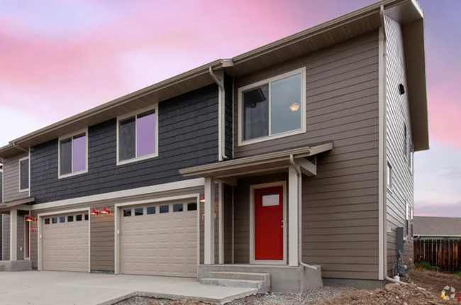 Building Photo - Charming 3-Bedroom Townhouse in the Heart ...