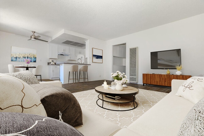 * Las fotos se han preparado virtualmente con fines ilustrativos. Es posible que el mobiliario, la decoración y ciertos elementos visuales mostrados no estén presentes en el apartamento real. - Woodglen Apartment Homes