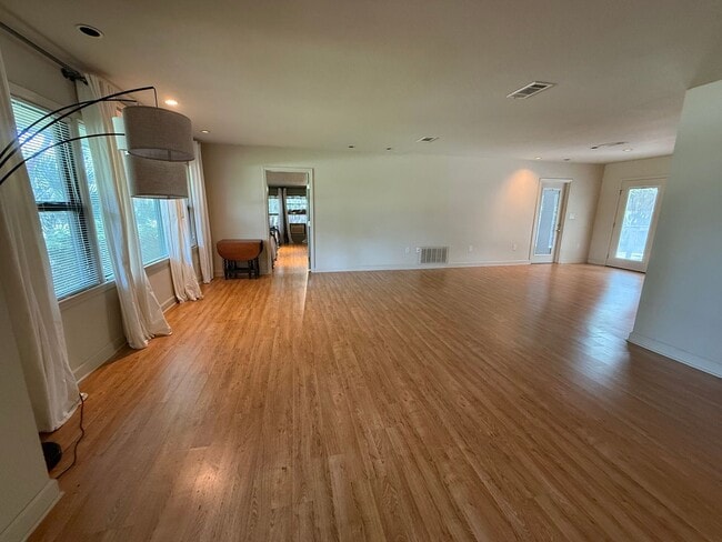 Photo - 303 Interbay Ave