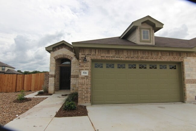 Building Photo - Beautiful 3 Bedroom Duplex Located in New Braunfels, Texas!