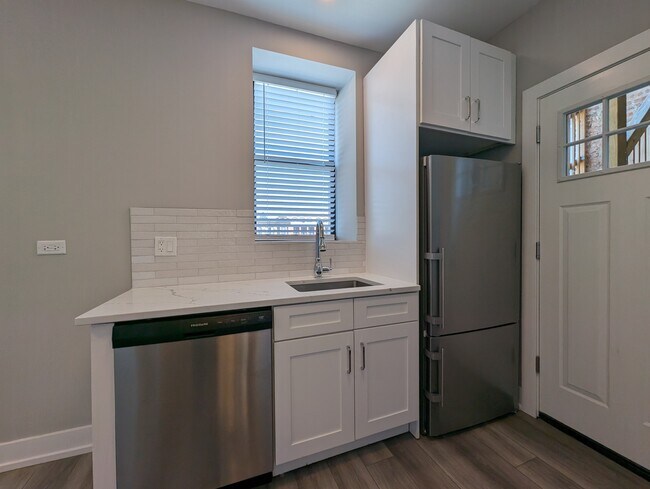 Photo - 3943 N Janssen Ave Unit 3943.5-2E