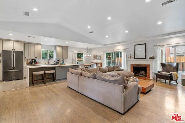 Photo - 6939 Noble Ave