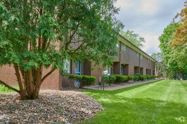 Building Photo - Briarwood Manor Rental