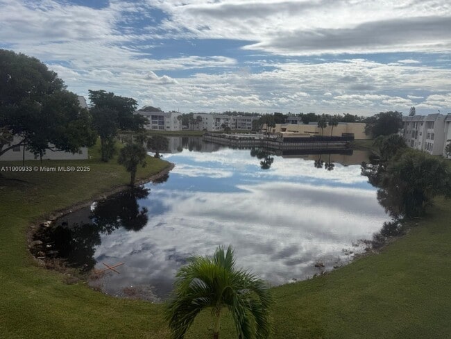 Building Photo - 8220 Sunrise Lakes Blvd Unit 309