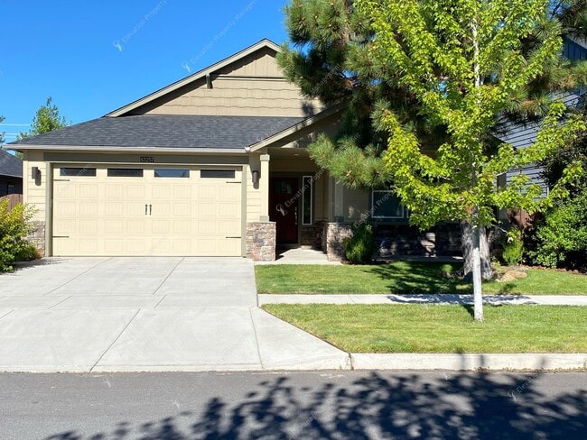 Building Photo - Bright, Spacious Home with Expansive Yard ...