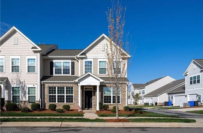 Building Photo - Beautiful 3Bed/2.5Bath Townhome located in...