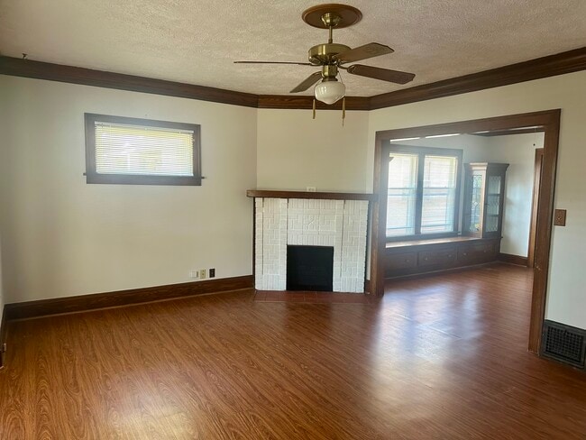 Living room fireplace - 1638 Victoria Ave Unidad 2
