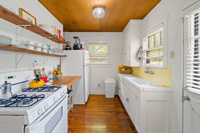 Photo - F09(D-F) Unit D