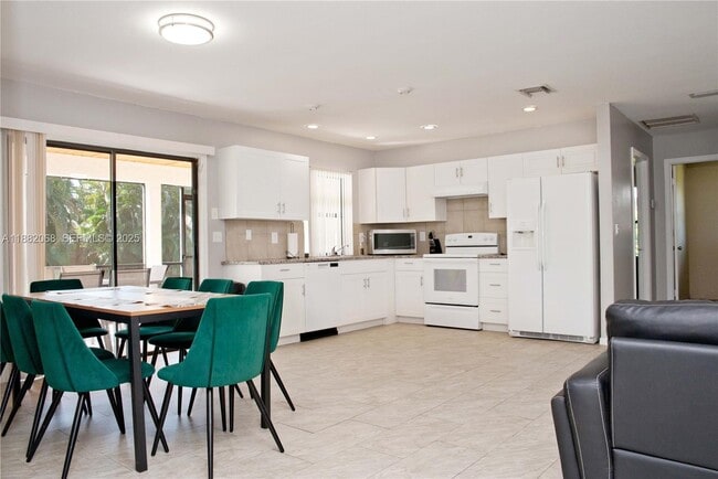 Photo - 722 SE Thanksgiving Ave