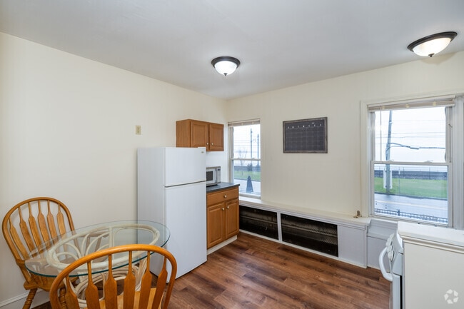 Studio - 300SF- Dining Room/Kitchen