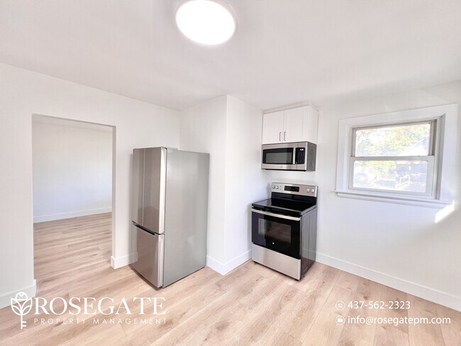 Photo - Spacious 5-Bedroom Home with Balcony & Private Outdoor Space in London!