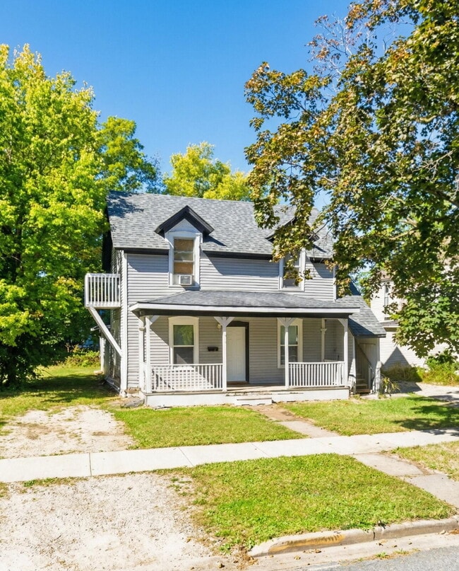 Building Photo - 4 Bedroom, 2 Full Bathroom - Total $650, but with short lease term!