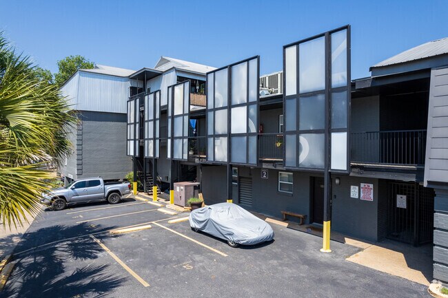 Photo - 2020 Congress Ave S