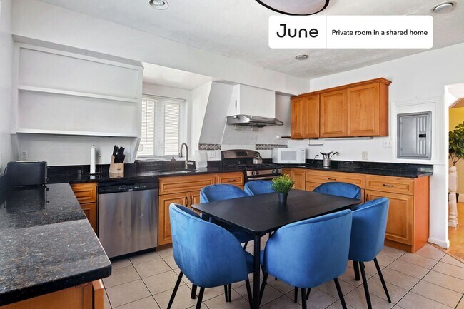 Room in Shared 6 bed/2 bath home in Allston