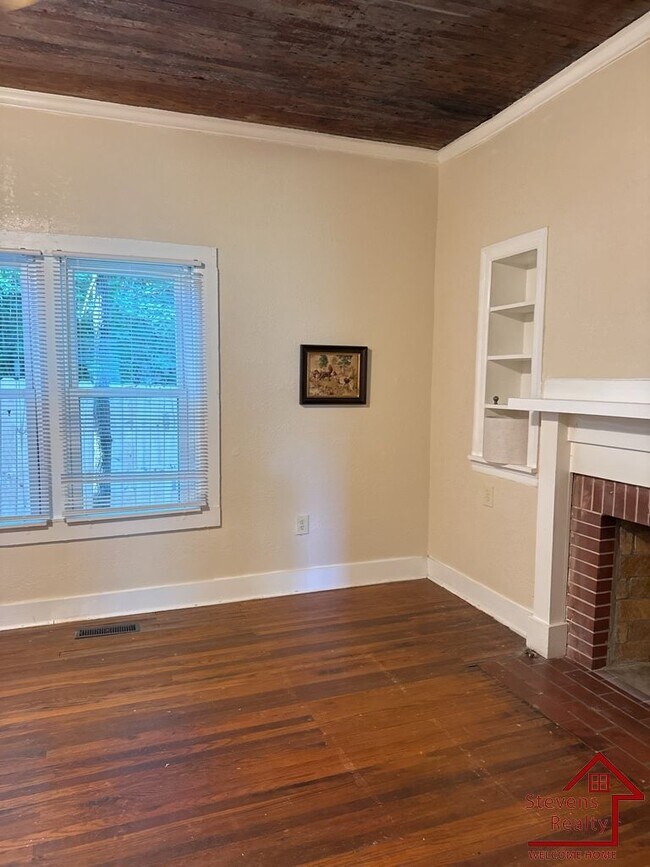 Photo - 117 N Main St