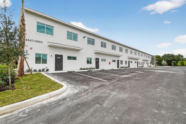 Building Photo - 4965 Serafica Dr