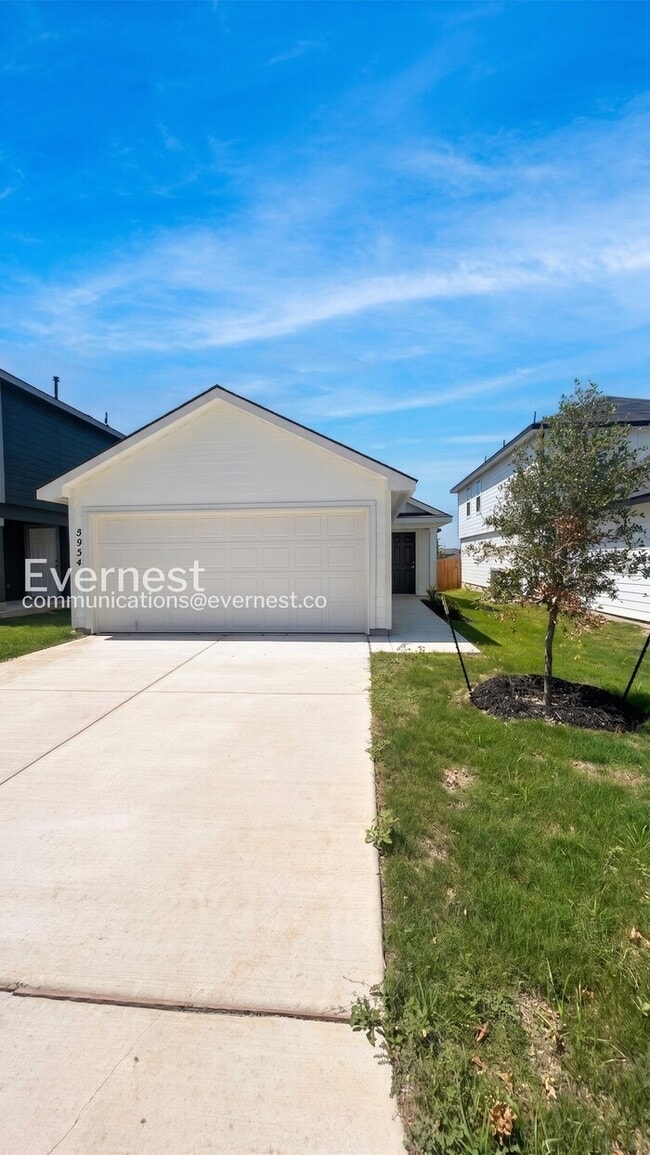 Building Photo - Spacious Home with Modern Amenities and Fenced Yard / 4 Bed & 2 Bath / Section 8 Accepted / Comin...