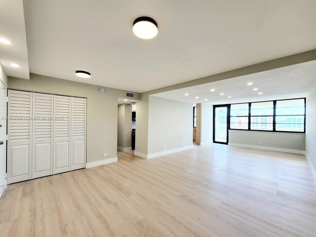 Photo - 250 174th St Unidad 1618 Rental