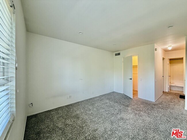 Photo - 5460 White Oak Ave Unidad D302 Rental