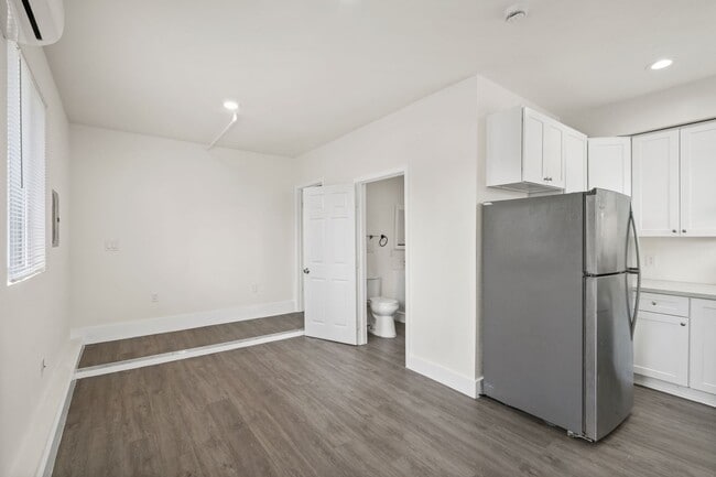 Photo - WHITNALL Unit 0008