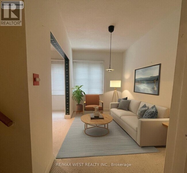 Photo - 1813 Gerrard St E